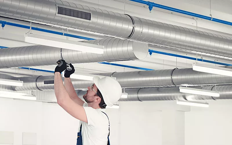 Professional user installer a NORMA Pipe Support system clamp