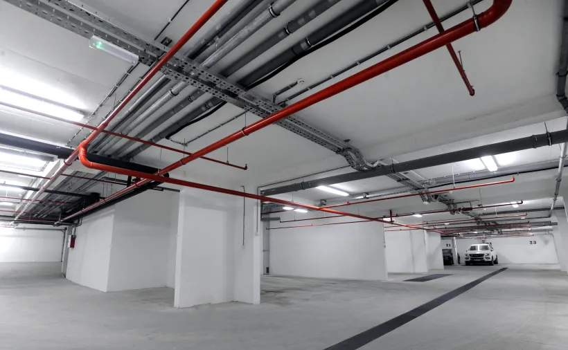 Picture of a Parking Lot with focus on the Pipes support system